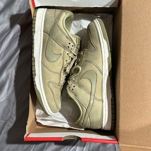 Low dunks 8 1/2 in womens